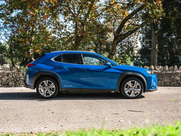 LEXUS UX 300E Luxury +