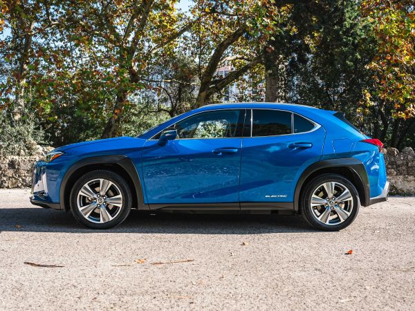 LEXUS UX 300E Luxury +