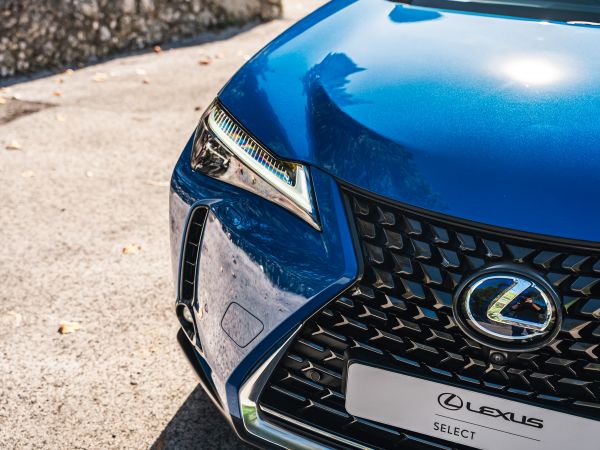 LEXUS UX 300E Luxury +