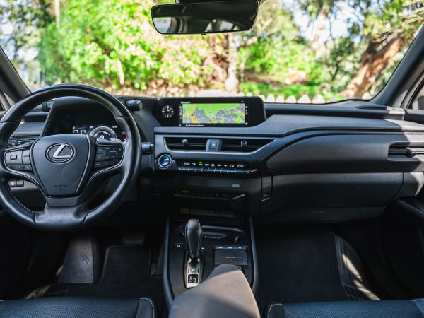 LEXUS UX 300E Luxury +