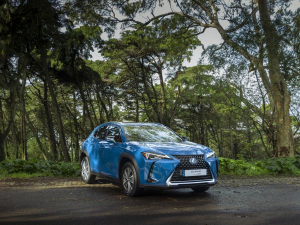 LEXUS UX 300E Premium +