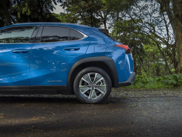 LEXUS UX 300E Premium +