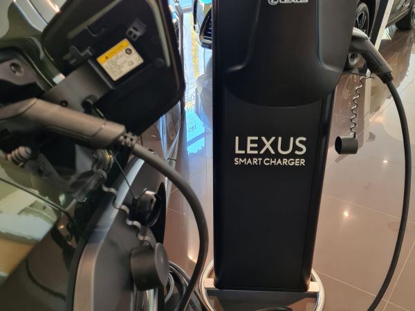 LEXUS UX 300E Luxury +