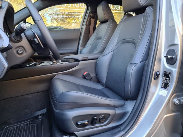 LEXUS UX 300E Luxury +